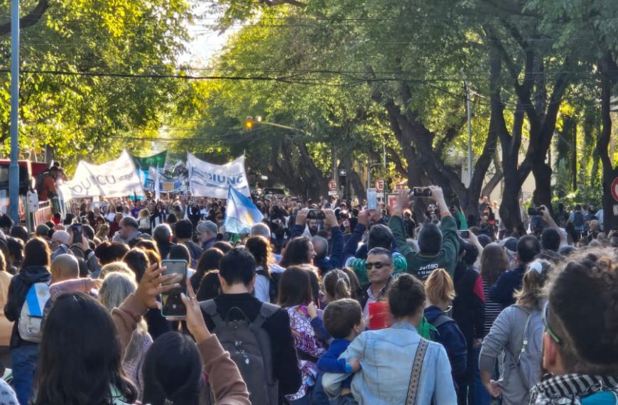 «Marcha Federal Estudiantil: Voces Unidas Contra los Recortes Universitarios»